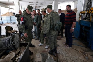 Por pistas. Militares rusos encontraron un supuesto laboratorio de rebeldes de sustancias químicas. (AP)