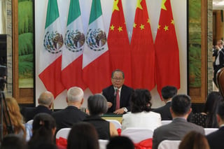 Xiaoqi dijo que México tiene un superávit con China, y a pesar de ello existen mayores oportunidades y beneficios de intensificar el comercio e incluso de aumentar las inversiones chinas en la economía mexicana. (NOTIMEX)