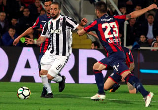 Con el empate de la 'Juve' ante Crotone y la victoria del Napoli, la ventaja de los dirigidos por Maximiliano Allegri es ahora de cuatro puntos. (AP)