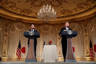 En una conferencia de prensa junto al primer ministro japonés, Shinzo Abe, Trump dijo también que si percibe que su reunión prevista para junio con el líder norcoreano, Kim Jong-un, no es 'fructífera', no acudirá al encuentro o incluso se levantará de la mesa y se irá en mitad de la cita si es necesario. (AP)