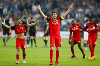 Los jugadores del Eintracht Frankfurt celebran tras lograr el pase a la final. (EFE)