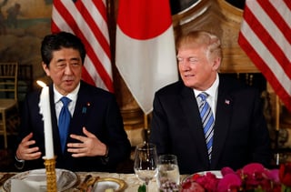 Trump aseguró tener grandes esperanzas respecto a su encuentro con Kim al término de una cumbre de dos días con el primer ministro japonés, Shinzo Abe, en el club privado del presidente estadounidense en Mar-a-Lago (West Palm Beach, Florida). (AP)