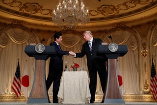 Gira. Trump anunció que negociará con Japón un acuerdo que reducirá el déficit comercial con EU. (AP)