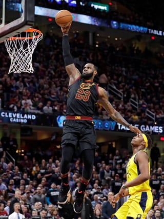 LeBron James anotó 46 puntos en la victoria de los Cavaliers 100-97 sobre los Pacers, con lo que empataron la serie a un juego. (AP)