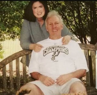 Erin y Gregg Popovich estuvieron casados durante más de 40 años. Muere la esposa de Gregg Popovich, coach de Spurs