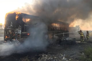 Fuego. Llamas consumen por completo camión de pasajeros en Gómez Palacio; los viajeros lograron salir ilesos. (EL SIGLO DE TORREÓN)
