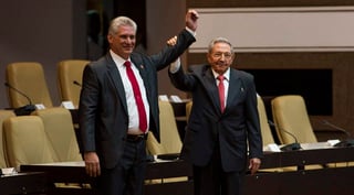 Raúl Castro y Díaz-Canel Bermúdez se dieron un abrazo como símbolo de la continuidad del proceso revolucionario iniciado el 1 de enero de 1959. (TWITTER)