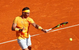 El tenista español Rafael Nadal devuelve la bola al ruso Karen Khachanov durante su partido de tercera ronda del torneo de tenis de Montecarlo en Roquebrune Cap Martin (Francia) hoy, 19 de abril de 2018. EFE