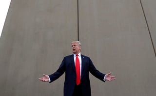 ‘Necesario’. Trump aseguró que EU necesita el muro porque el narcotráfico sigue ‘fluyendo’. (AP)