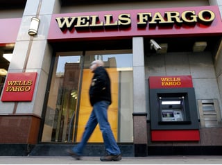 Autoridades federales anunciaron hoy que impusieron una multa de mil millones de dólares contra el banco Wells Fargo.(ARCHIVO)