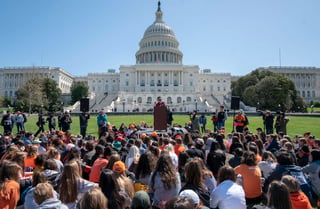 Recuerdo. Salli Garrigan, sobreviviente del ataque a Columbine, habló frente a cientos de estudiantes a las afueras del Capitolio.