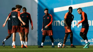 Los jugadores del Barcelona ayer en un entrenamiento previo a la final de la Copa del Rey. (AP)
