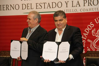 Evento. El documento fue firmado por el gobernador Miguel Ángel Riquelme Solís y el procurador Rogelio Cerda Pérez.
