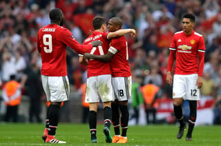 Jugadores del Manchester United celebran con Ander Herrera, el autor del segundo gol. (AP)