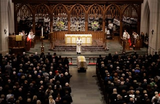 Ceremonia. El funeral concluyó con una homilía del reverendo Russell Levenson, a la que prosiguió una versión del Himno de la Alegría.