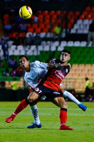 Cristian Torres (i), del León, y Gustavo Bou, del Tijuana, durante el juego de la jornada 16 del Torneo Clausura 2018. Tijuana rescata el empate en León