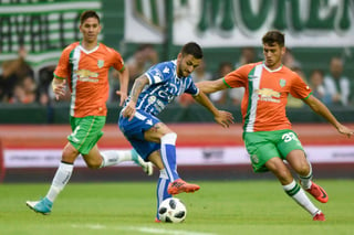 Jalil Elías (c), de Godoy Cruz, y Adrián Sporle, de Banfield, durante el juego de la fecha 24 de la Superliga 2018.  (Jam Media)