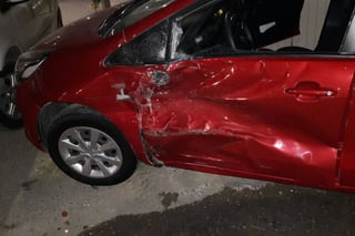 Abandonado. El vehículo protagonizó un accidente en el fraccionamiento Morelos II y fue localizado en Las Rosas. (EL SIGLO DE TORREÓN) 