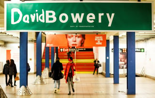 Legado. Durante varios días, la estación del metro de Nueva York evocará al fallecido David Bowie.