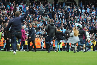 Fanáticos invadieron ayer el campo para celebrar el título del Manchester City. (AP)