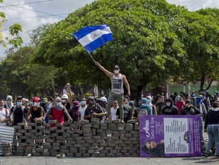 Grupos de estudiantes permanecían atrincherados en la Universidad Politécnica de Nicaragua (Upoli), en Managua, colocando barricadas de piedras con pedazos de rótulos publicitarios y llantas quemadas. (EFE)