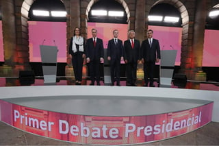 Los cinco candidatos se enfrentaron en el primer debate. (ARCHIVO) 