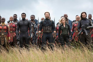 Ahora, 'Avengers: Infinity War' congrega a todos ellos en una batalla de proporciones épicas contra Thanos (Josh Brolin), el mayor enemigo al que se han enfrentado, un villano cuyo objetivo es reunir las seis Gemas del Infinito para aniquilar a la humanidad. (ARCHIVO)