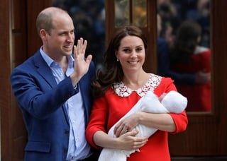 La duquesa de Cambridge, esposa del príncipe Guillermo de Inglaterra, dio hoy a luz a su tercer hijo, un varón, en el hospital St Mary's de Londres, informó el Palacio de Kensington. (EFE)