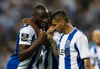 Jesús Corona (d) marcó el cuarto gol del Porto en la victoria 5-1 sobre Vitoria Setubal. (EFE)
