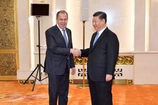 Encuentro. El ministro de Exteriores ruso, Serguei Lavrov, estrecha la mano al presidente chino, Xi Jinping (Der.). (EFE)