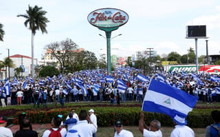 Protesta. Miles de personas se reunieron ayer en el centro moderno de Managua para manifestarse 'por la paz' y contra el Gobierno del presidente Daniel Ortega. (AP)