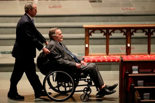 Padecimiento. El expresidente George H.W. Bush fue hospitalizado en Houston con una infección. (AP)