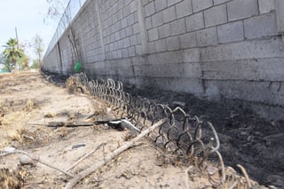 Podridos. Hace alrededor de un mes, la malla perimetral del aeropuerto de Torreón fue cortada así. Supuestamente eran tubos podridos .En un video presuntamente se vende 'al kilo'. (FERNANDO COMPEÁN)