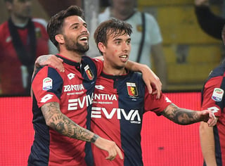 Daniel Bessa (i), de Génova, celebra con Iuri Medeiros un gol contra Hellas Verona en el estadio Luigi Ferraris. (EFE)