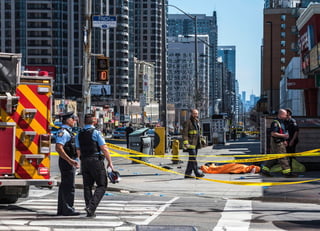La Policía confirmó que al menos 10 personas resultaron muertas y 16 heridas en Toronto cuando una furgoneta se subió a la acera de una de las principales calles de la ciudad y arrolló a un grupo de peatones. (AGENCIAS)