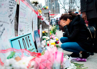 Memorial. En el lugar del accidente, canadienses recuerdan a las víctimas con flores y pancartas. (AP)