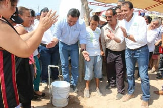 Servicio. En la colonia Luis Donaldo Colosio, algunas familias no contaban con el servicio de agua potable.  (EL SIGLO DE TORREÓN/MARY VÁZQUEZ)