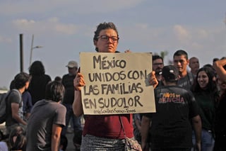 Unidos. El coraje, la desesperación y el dolor unió a cientos de personas que salieron a protestar en Guadalajara, Jalisco. (EL UNIVERSAL)