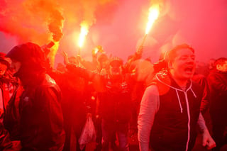 Aficionados de ambos equipos causaron disturbios previo al duelo de Champions League que los locales ganaron 5-2.