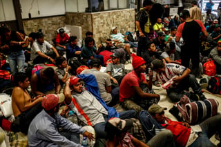 Petición. Los migrantes piden a la población que los empleen, ya que saben múltiples oficios. (AP)