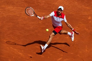Novak Djokovic sigue sin encontrar su juego y ayer se despidió en la primera ronda del torneo. (EFE)