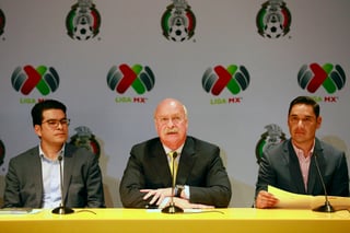 Álvaro Ortiz (i) presidente de la AMFPro, Enrique Bonilla (c) representante de la LIGA MX y Moisés Muñoz (d) Vocal de la AMFPro durante la conferencia de prensa ayer en la Casa del Futbol (Jam Media) 