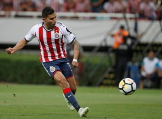 Orbelín Pineda puso al frente a las Chivas al minuto 19 tras un toque de pierna derecha. (AP) 