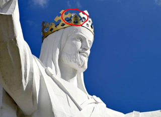 La estatua mide 36 metros, pero la altura total hasta la corona es de 52 metros si se le suma la colina sobre la que está construida. (INTERNET)