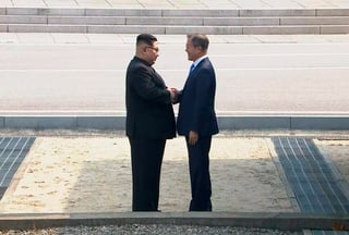 Se trata de un gesto histórico que convierte a Kim en el primer líder norcoreano en pisar suelo del Sur desde que en 1953 acabó la guerra entre las dos Coreas, un conflicto cerrado por un alto el fuego pero no por un tratado de paz. (EFE)