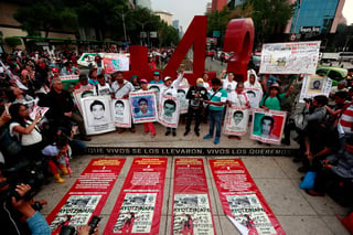 Reclamo. Familiares , activistas y organizaciones se manifestaron ayer, a 43 meses de la desaparición de estudiantes. (EFE)