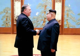 Fotos. La Casa Blanca difundió fotos del encuentro que Mike Pompeo, sostuvo el mes pasado con Kim Jong-un. (NOTIMEX)