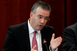 Los riesgos. El Banco de México que preside Alejandro Díaz de León reconoció que actualmente hay preocupación por el proceso postelectoral. (ARCHIVO)