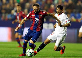 José Luis Morales (i) marcó el segundo gol del Levante en la victoria 2-1 sobre Sevilla. (EFE)