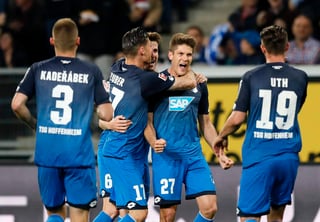 Jugadores del Hoffenheim celebran con Andrej Kramaric (27) uno de los tres tantos que metió en el juego. (EFE)